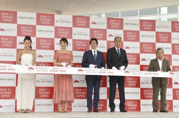 テープカットに臨む（左から）ダレノガレ、おの、宮本裕司フェリスウィールインベストメント社長、宮本隆温レッドホースコーポレーション社長、藤丸修九州リースサービス社長