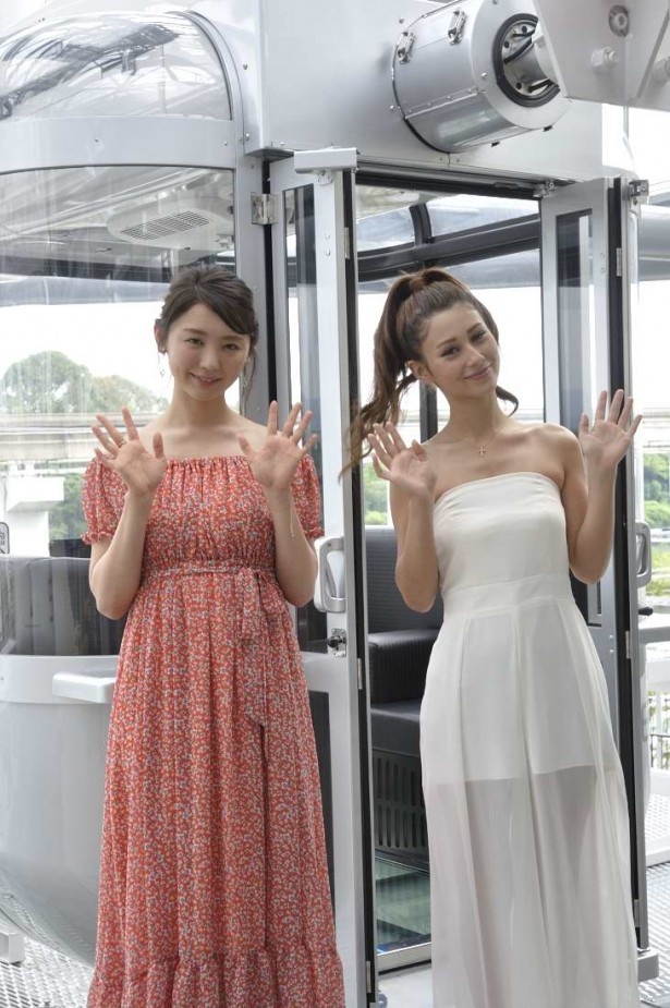 VIPゴンドラに乗りこむ二人。革張りシートのゴージャスなゴンドラだ