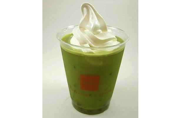 「タピオカ 抹茶フロート」はアイス抹茶ラテに黒タピオカとソフトクリームをトッピング