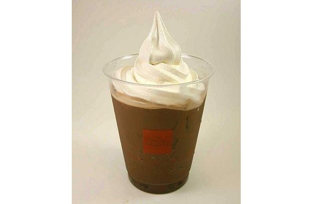「タピオカ ココアフロート」はまろやかなアイスココアに黒タピオカのスイートな組み合わせ