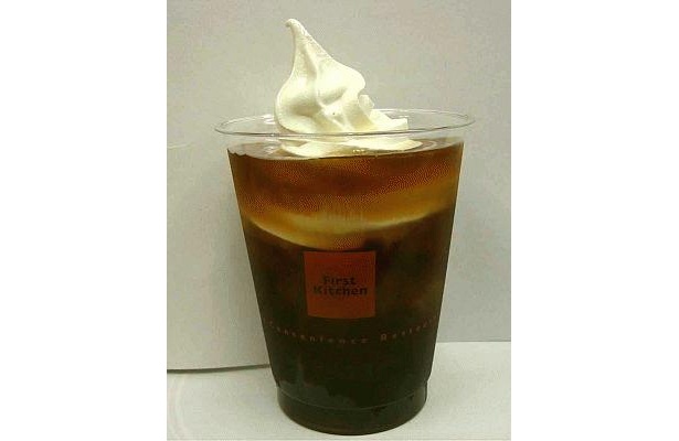 「タピオカ コーヒーフロート」はキレと深みのあるアイスコーヒーに、黒タピオカの楽しい食感をプラス