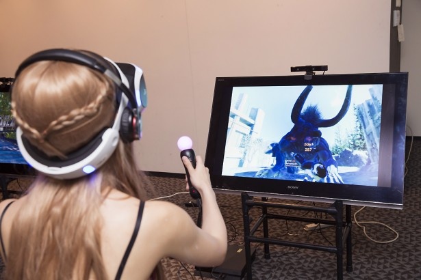 ディスプレイには360度全方向を取り囲む、迫力の3D映像が映し出される