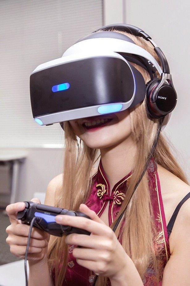 PS VR専用タイトルを夢中でプレイするいろりさん