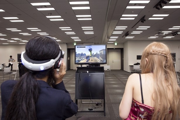 「THE PLAYROOM VR」をプレイ中