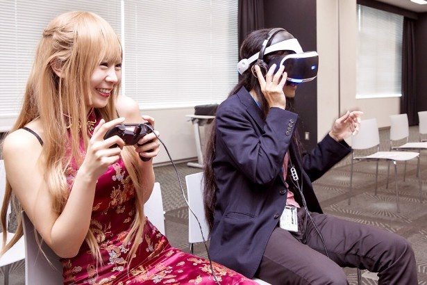 ゲームによっては、PS VRと通常のコントローラーの併用も可能
