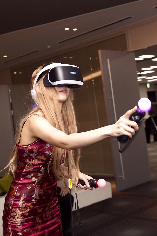 「バットマン：アーカムVR」をプレイ中のいろりさん