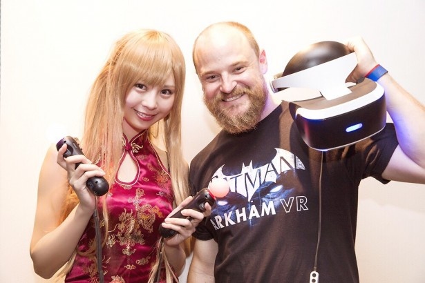 「バットマン：アーカムVR」開発会社のスタッフとのツーショット