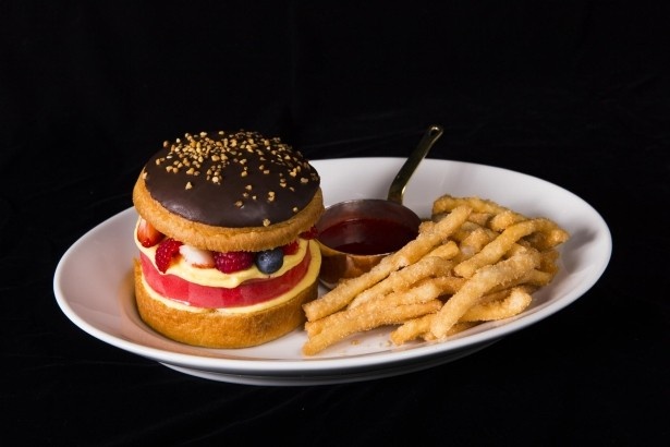 アイスをブリオッシュのバンズで挟んだオーク ドア(グランド ハイアット 東京)の「アイスバーガー」(2402円※別途サービス料) 