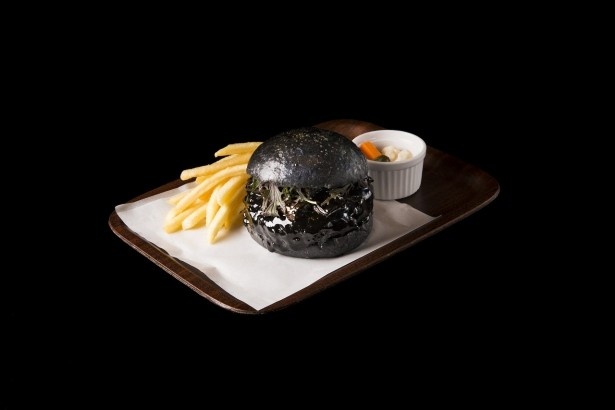 竹炭で真っ黒になったインパクト大の「まっくろバーガー」(1380円)はミュージアム カフェ ＆ レストラン THE SUN ＆ THE MOONから登場