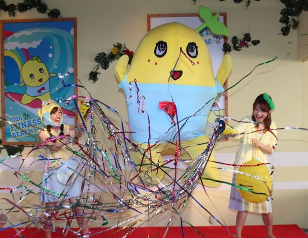 クラッカーが鳴ると同時に、ふなっしーがジャンプ！