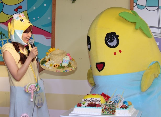 梅田彩佳は手作りの麦わら帽子をプレゼント。「これずっとかぶってるなっし！」とふなっしー