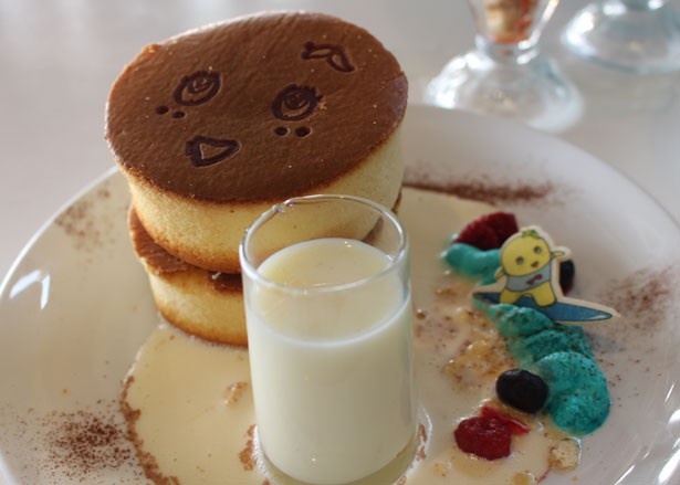 メニューのネーミングもふなっしーらしさ満点！「ヒャッハー！梨汁ぶしゃーパンケーキ」(単品1300円)