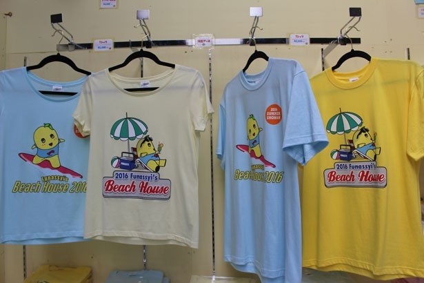サーフィンをするふなっしーなどがデザインされた、「ビーチハウス限定Tシャツ」(各2500円)