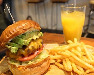 人気ベーカリー「パンエス」からバーガーショップ誕生