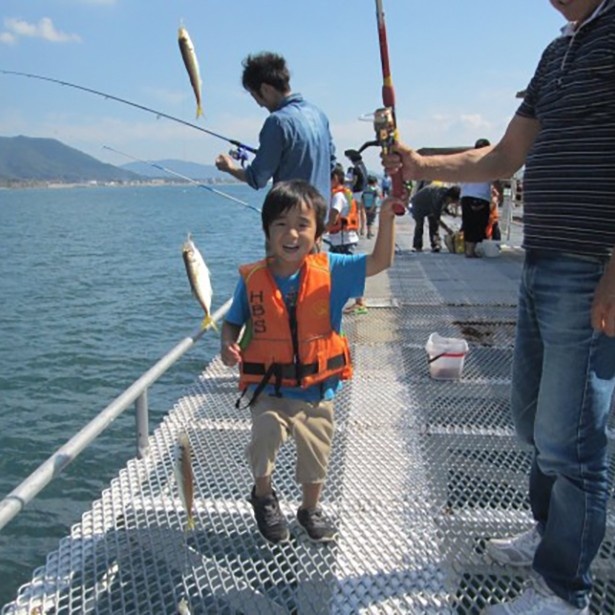 親子で遊べる海釣り公園で人生初の釣り体験 ウォーカープラス