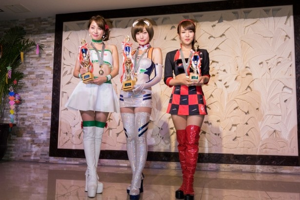 【写真を見る】ファン投票で選ばれた3名の人気レースクイーン