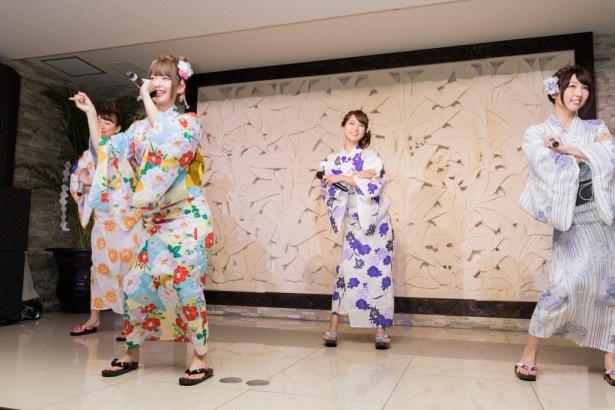 ステージで歌うレースクイーンアイドルユニット「 D'STATIONフレッシュエンジェルズ 」