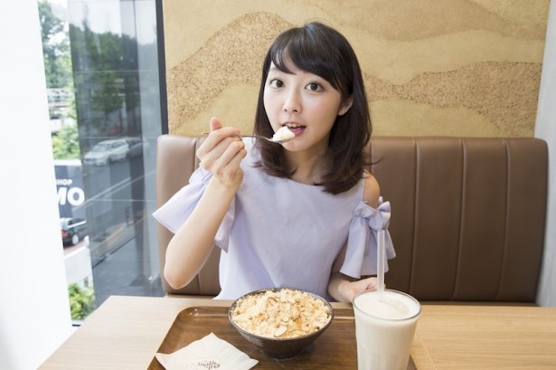かき氷に目がないという石津さん。さっそく味わいをチェック！