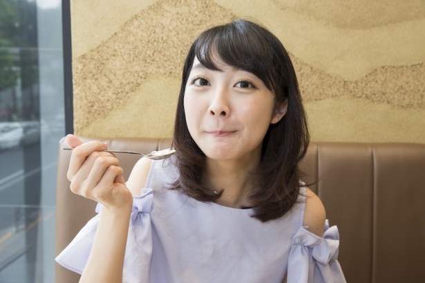 「キーンと頭が痛くならないのもいいですね」と石津さん。サクサク食べ進め、あっという間に完食！