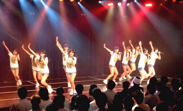 NMB48劇場でお披露目パフォーマンスを行った「NMB48」5期生メンバーの10人