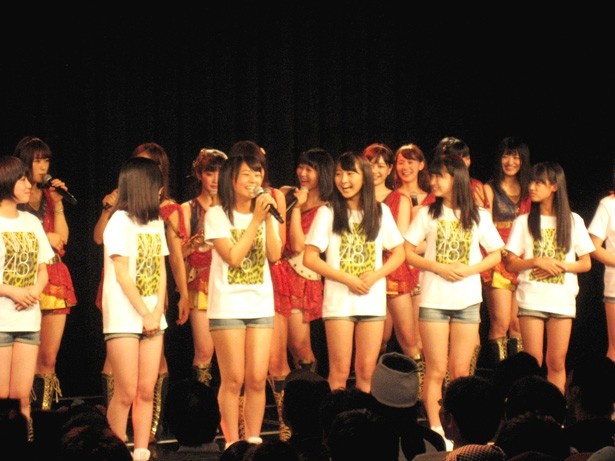 自己紹介をする「NMB48」5期生メンバーたち(前列)