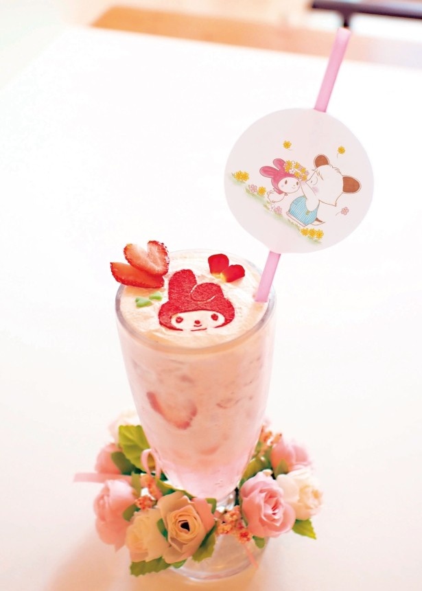 マイメロディのアートとイチゴを添えた「マイメロディ初恋スイートベリー」(890円)