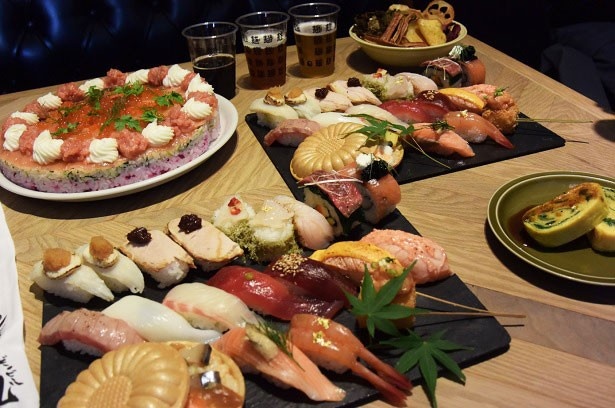 【写真を見る】クラフトブルワリー6社及びグルメ回転寿司3店が参加。驚き溢れるペアリングが体験できる