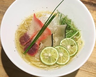 大阪・道頓堀でクジラを使った冷製ラーメンが話題！