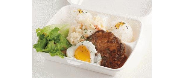 Millions-Deli cartoのロコモコ(800円) ハンバーグと目玉焼きに、甘辛のグレイビーソースがたっぷり。マカロニサラダつき
