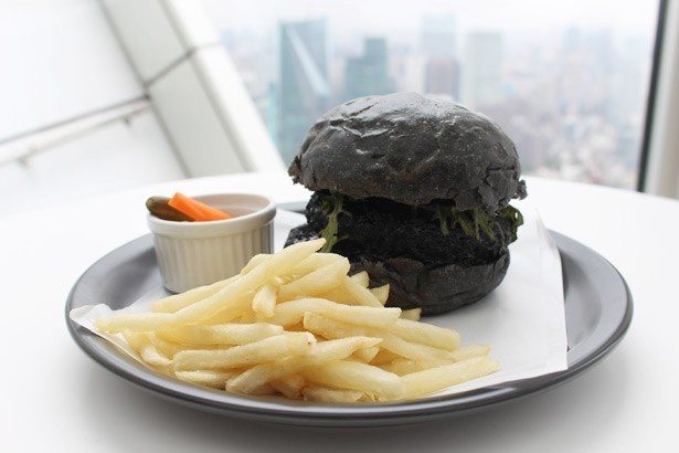 フォカッチャ生地に竹炭を加えた、真っ黒なバンズがインパクト大！「まっくろバーガー」(1380円)