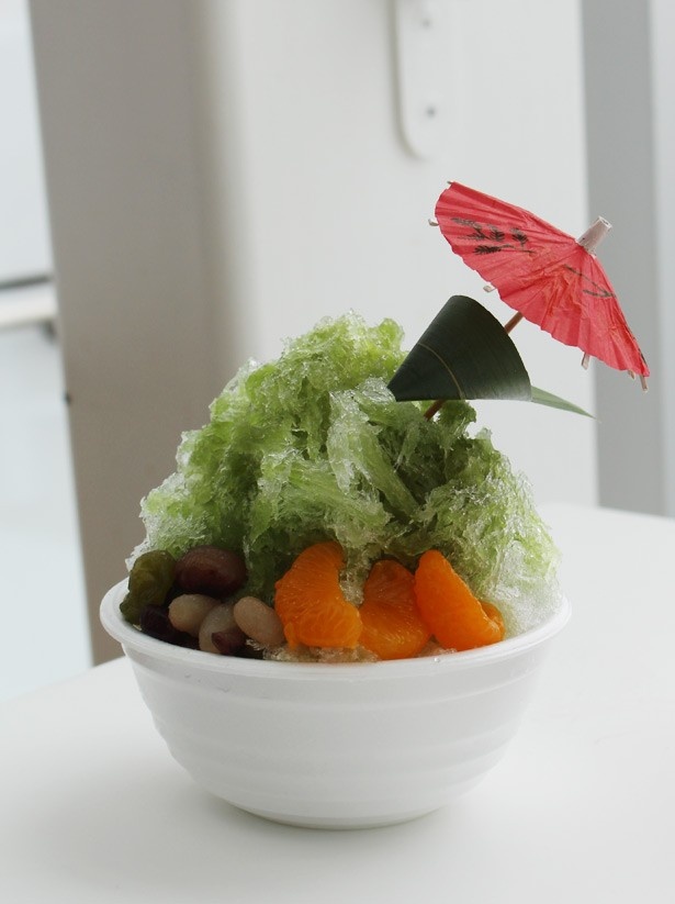 かき氷に刺さった雨傘はもしや、「となりのトトロ」…？かのこ豆とミカンを添えて仕上げた「抹茶の雨傘かき氷」(750円)