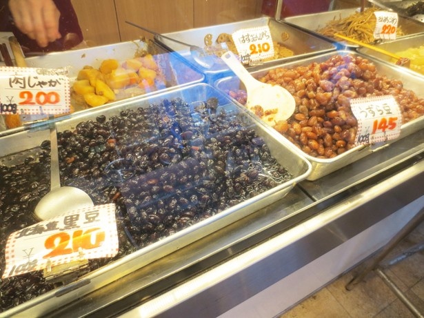 「江古田市場通り商店街の大津屋」では、黒豆を一年中販売している