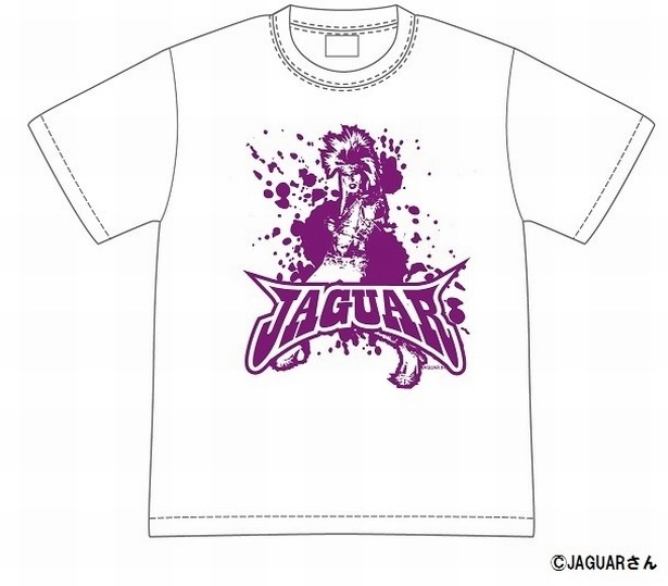 中央でJAGUARさんがポージングしている白×パープル配色の「Tシャツ」(税抜3000円)