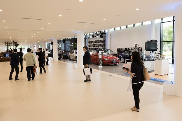 80mも続く広大な車両展示スペース
