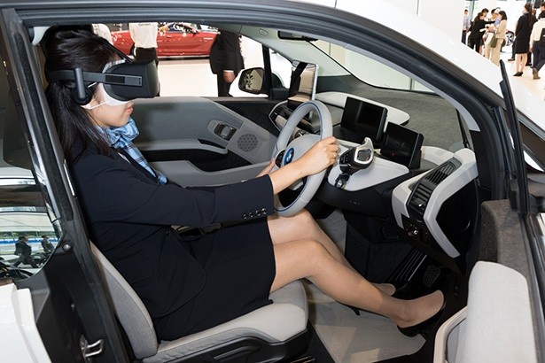 【写真を見る】女性コンシュルジュがBMWの i3 と最新VR技術を用いたドライブシュミレーターをデモンストレーション
