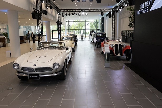 オープン日には特別にBMWの歴代名車が展示されていた
