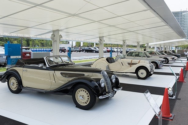 屋外には屋根付きの中古車展示販売スペースを設ける（この日は特別にBMW歴代の名車が展示されていた）
