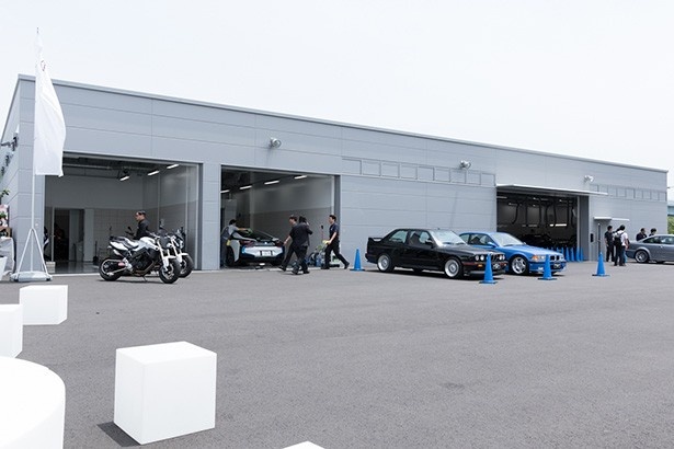 簡単な整備は洗車ができるスペースも用意されている