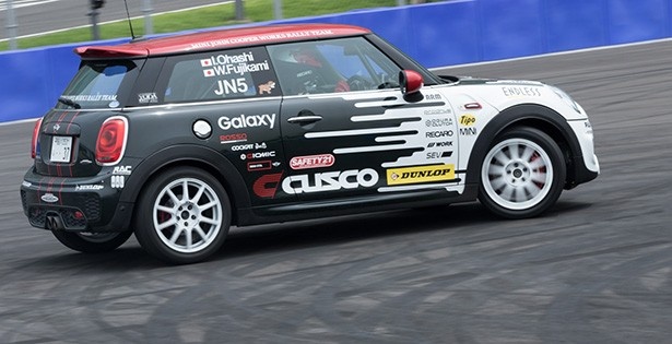 2016年全日本ラリー選手権に出場しているMINI JOHN COOPER WORKSもパフォーマンス・ランを実施