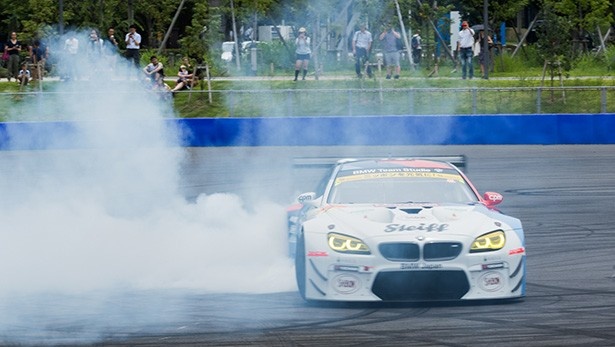 Super GTに参戦する車両がドーナツターンを決める！