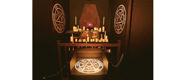 終盤にある祭壇の魔法陣に手を置けば結界が解ける。しかし、置いた瞬間に何かが起こる…