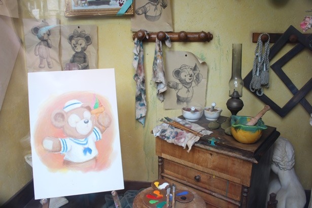 ジェラトーニのアトリエ。ジェラートを手に持ったダッフィーの絵を作成中？