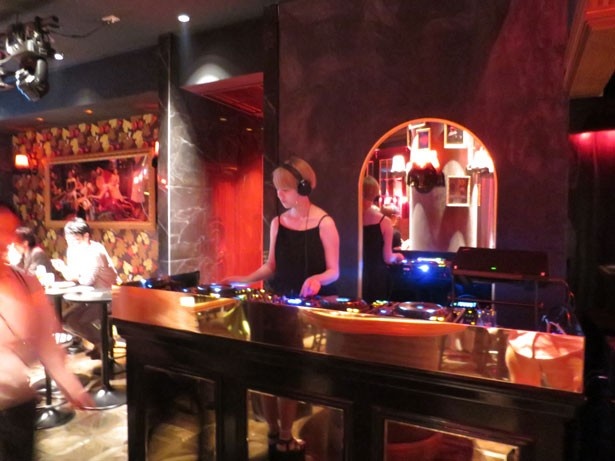 店内のDJブース。月に一度行われる、国内外のDJらによるイベントにも注目