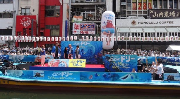 平日昼間にも関わらず、イベントには多くのファンが詰めかけた