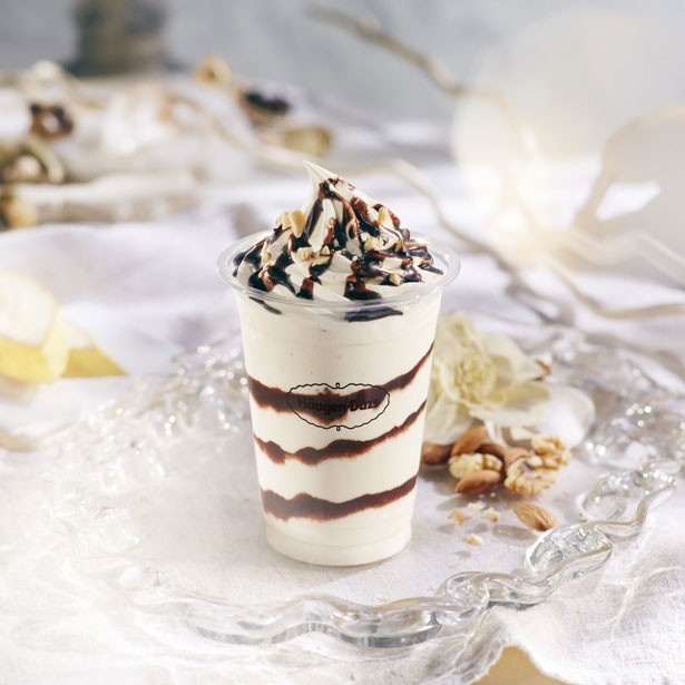 「バナナチョコ シェイク」(税抜480円)は、バニラアイスクリームとバナナのシェイク、チョコレート、ナッツの組み合わせ