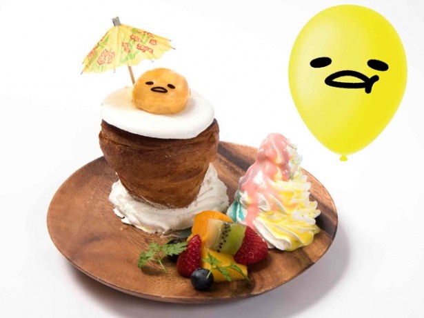 「日陰がいいぐでたま デニッシュ」(風船付き・税抜き1380円)。焼いたメレンゲの上にぐでたまのミニケーキ、デニッシュの中にはチョコソースが入る