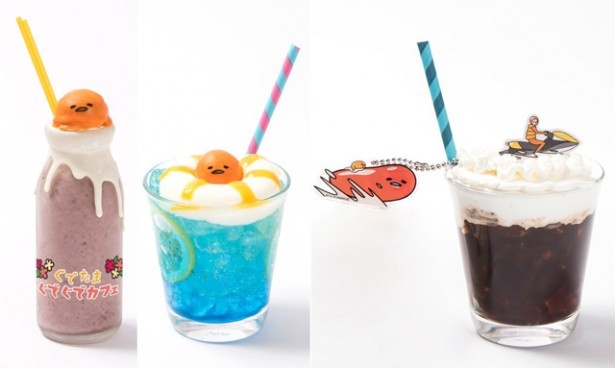 「あついのに健康志向？ぐでたまアサイースムージー」780円、「もうもどれない…浮き輪で浮かぶぐでたまソーダ」880円、「ぐでたまのしょうゆの海の想い出」キーホルダー付980円※税抜き