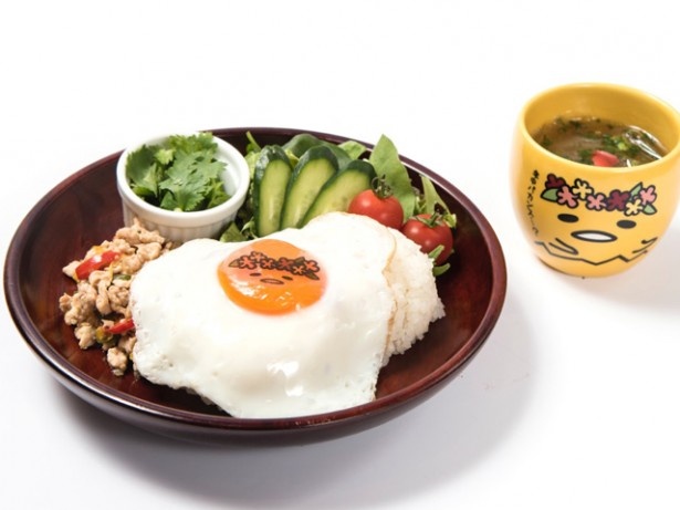 「バカンスしたいぐでたまのガパオライス」(マグカップ付き・税抜き1480円)。ぐでたまの目玉焼きと食べれば、ピリ辛のガパオライスがまろやかに