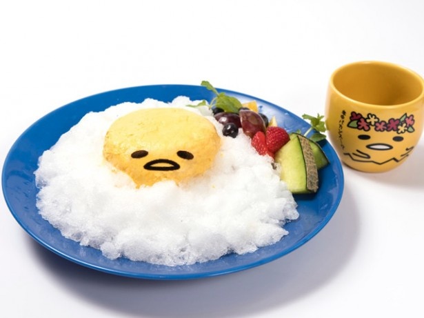 「ひんやり ぐでたま カキ氷」(マグカップ付き・税抜き1480円)。カキ氷に埋もれたぐでたまを割ると、中からフルーツが！練乳ソースをかけて食べよう