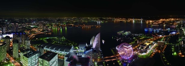 夏のみなとみらいの夜景を見ながらビールで乾杯！